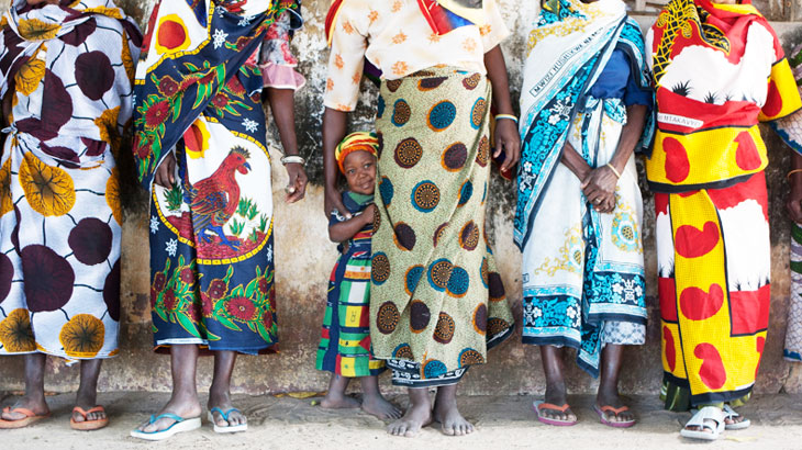 Moçambicanas utilizam panos enrolados e amarrados para cobrir e proteger o corpo. Foto: Lucas Moura