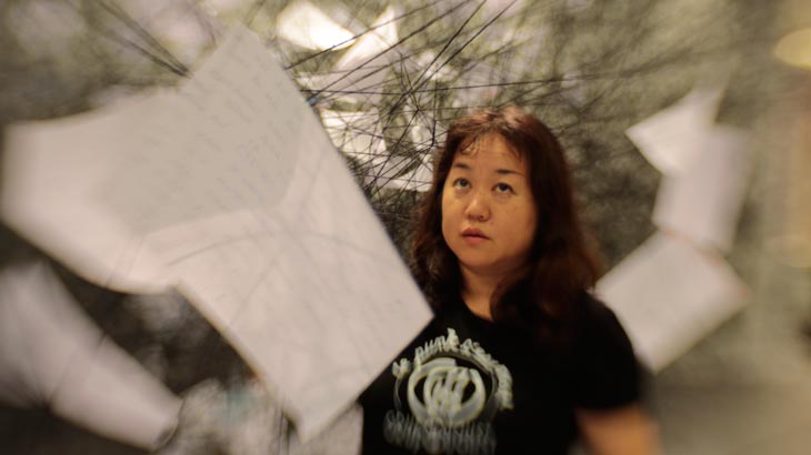 Chiharu Shiota durante a montagem da instalação Cartas de Agradecimento<br>Fotos: Gal Oppido