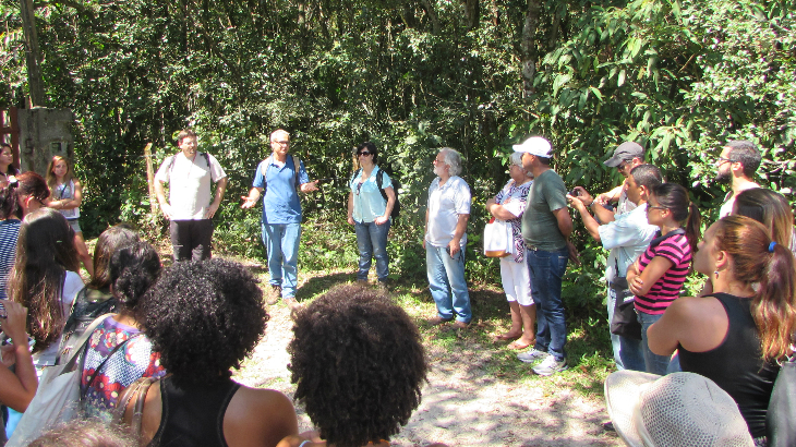 Coletivo Educador de Bertioga visitando umas das áreas da Reserva<br>Acervo Ecofuturo/Séfora Tognolo