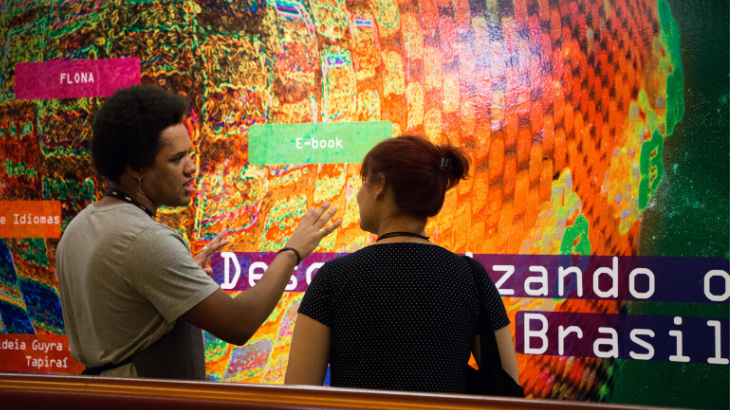 Mediação durante a exposição Descolonizando o Brasil (Foto: Divulgação)