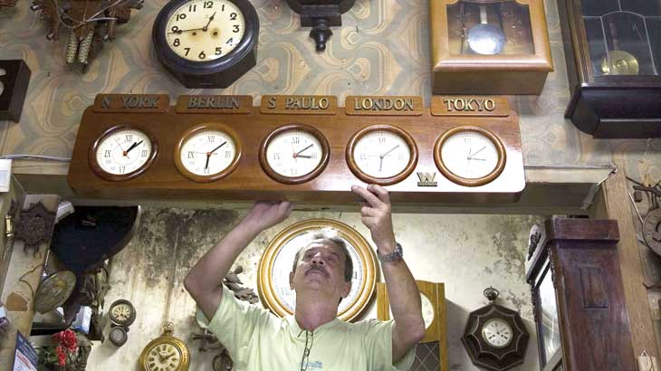 Profissional dos ponteiros: o relojoeiro vai saindo de cena / Foto: Leonardo Wen/Folhapress