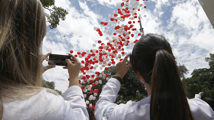 Balões vermelhos: campanha de combate à doença/ Foto: Joel Silva/Folhapress