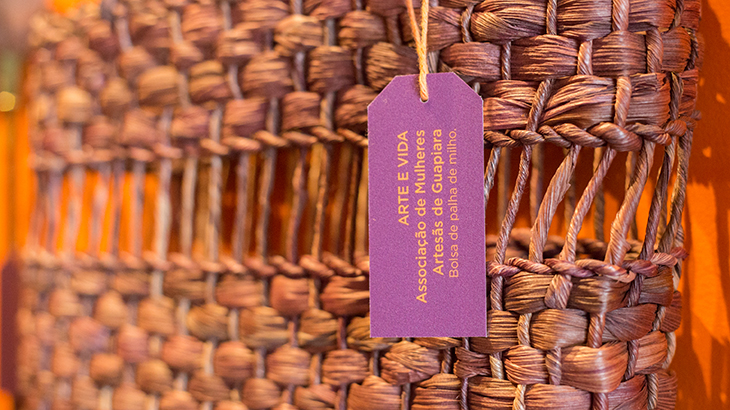 Bolsa de palha de milho da Associação de Mulheres Artesãs de Guapiara (Foto: Carol Mendonça)