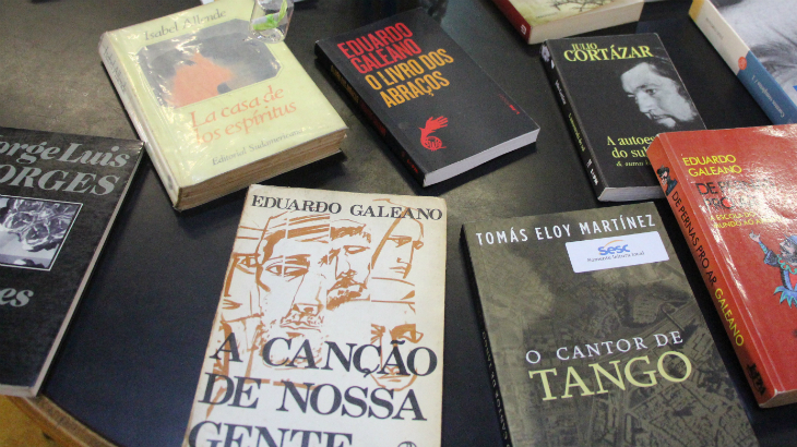 Livros da mediação de literatura Latino-Americana no Sesc Itaquera. Foto: Thaís Fero