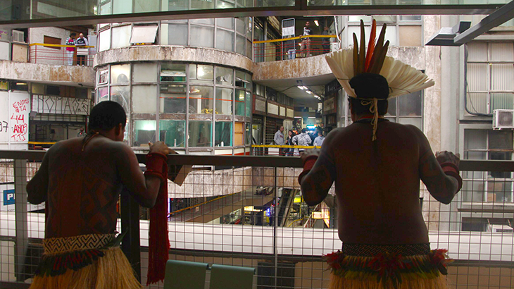 Índios da aldeia Karajá, de Tocantins, observam o movimento da rua 24 de maio no centro paulistano.