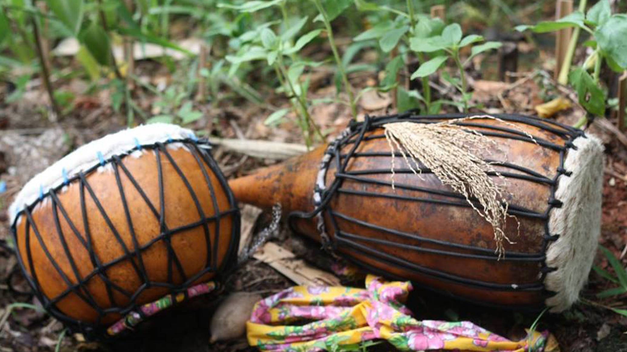 Coletivo Macamba N'goma realiza oficina de construção de tambores de cabaça (Foto: Luiza Snege)