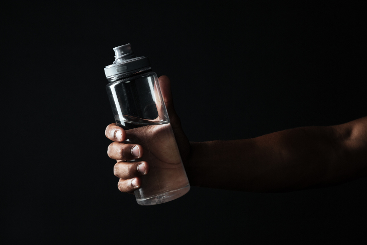 Manter uma garrafa com água por perto na hora do exercício ajuda a manter a hidratação com maior frequência. Foto: Freepik