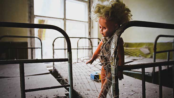 Narrativa do desastre radioativo em Prypiat é contada pelos olhos de uma boneca | Foto: Duca