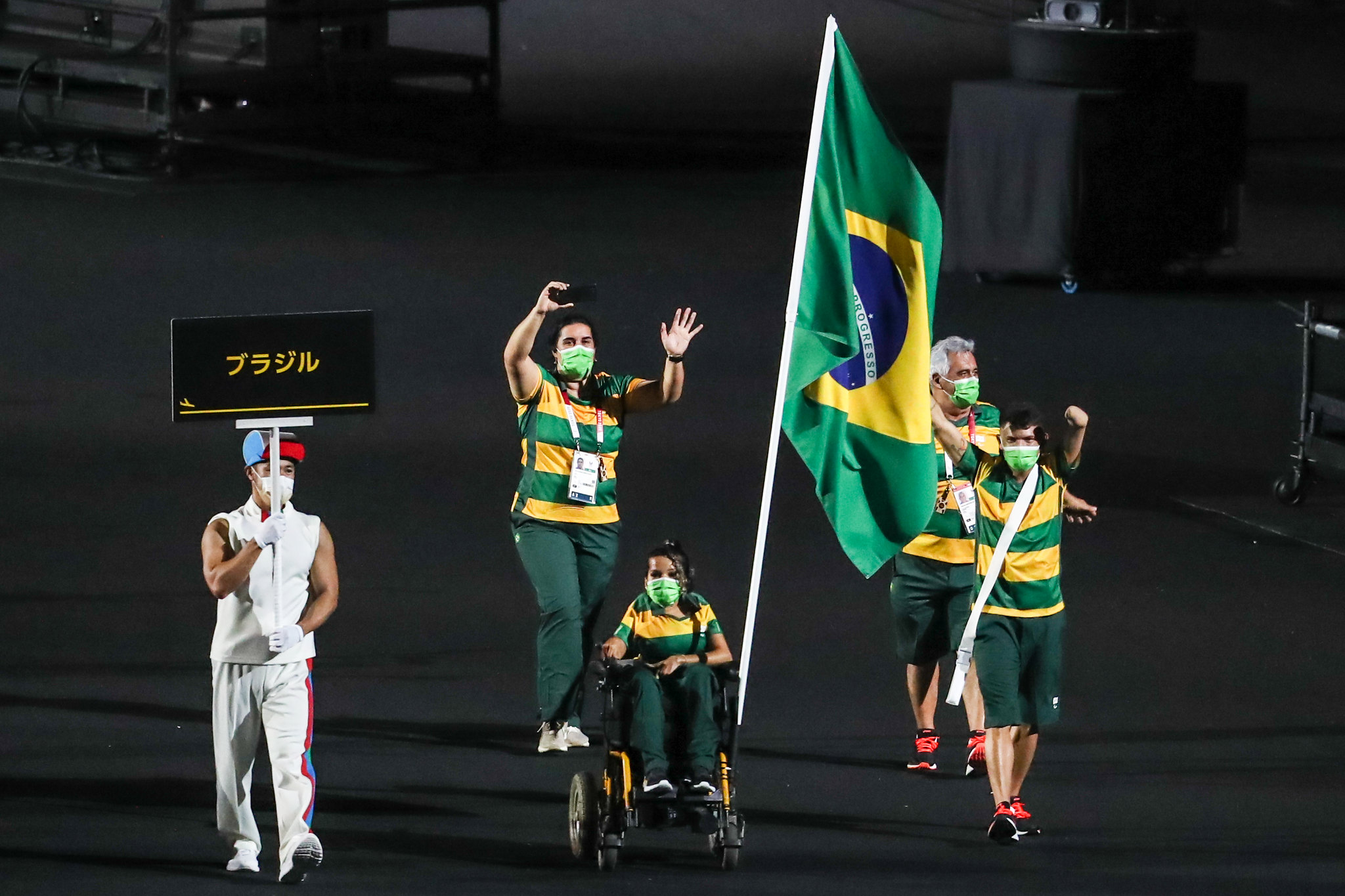 24.08.21. Evelyn Vieira de Oliveira e Petrúcio Ferreira dos Santos carregam bandeira brasileira na abertura dos Jogos Paralímpicos de Tóquio 2020.