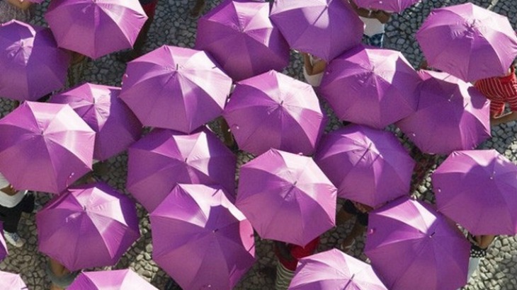 Os guarda-chuvas na cor rosa fúcsia em ação, com Pingos & Pigmentos<br>Foto:Paulo Lima