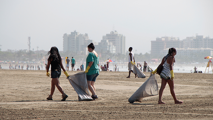 Coletivo educador em Bertioga, realizando ação educativa e de limpeza das praias - foto: Lúcio Érico