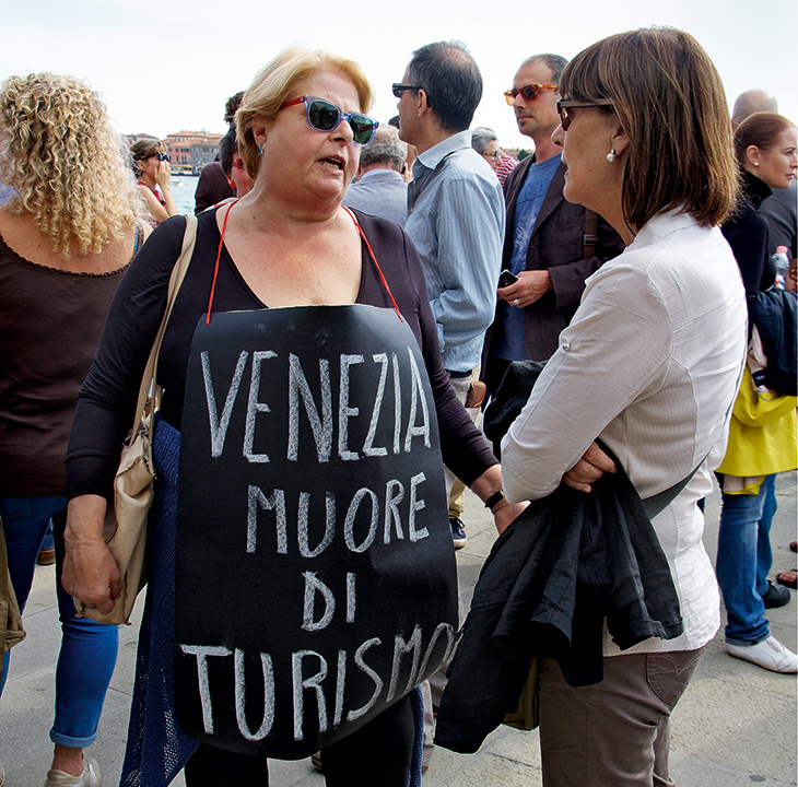 Veneza Morre de turismo” Mulher participa de protesto em Veneza, Itália, que criticou o atracamento de grandes embacações na cidade, com expressivo impacto social e ambiental