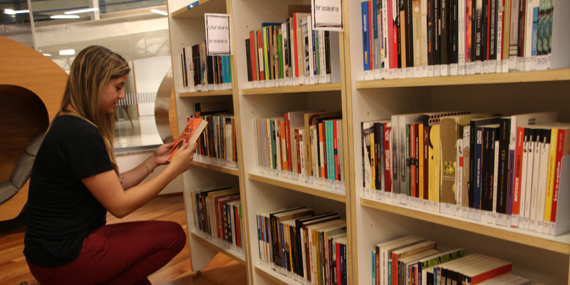 Biblioteca do Sesc Jundiaí também recebe espetáculos, contações de histórias e rodas de conversa.