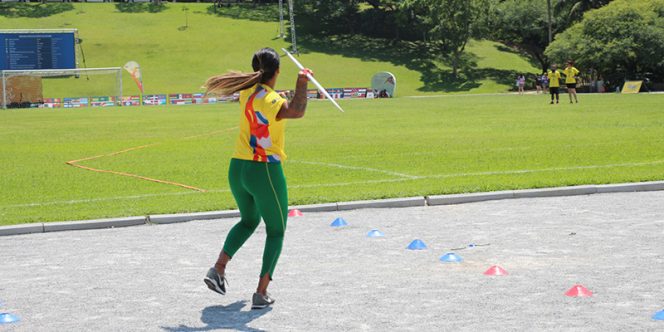 Atleta Jucilene Lima em arremesso de dardo no Sesc Interlagos, Sesc Verão 2020. Foto: Mariana Lins Prado