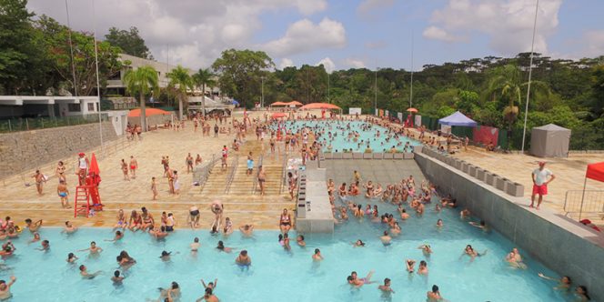 Público se diverte nas piscinas do Sesc Interlagos. Foto: Emerson Penna