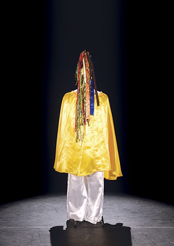 Um dos participantes do coro no cortejo da Folia de Reis: trajes cênicos do espetáculo A Pedra do Reino (2006). Foto: Acervo Sesc Memórias | Bob Sousa