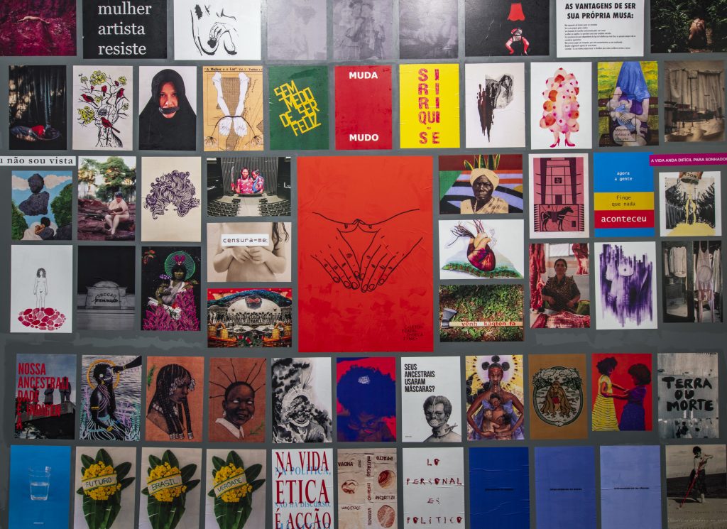 A 23º edição do Projeto Armazém - Mulher Artista Resiste (SC) traz um painel com cartazes produzidos em diversas técnicas e suportes, reunindo trabalhos de mais de 100 artistas, a partir do convite da curadora Juliana Crispe. Foto: Ignacio Aronovich.