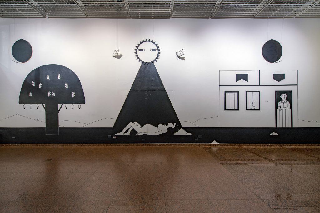 O mural do artista Derlon (PE) é pintado diretamente sobre uma parede e estabelece uma nova dimensão gráfica para o ambiente da sala expositiva. Foto:Cartaz de painel da Oficina Tipográfica São Paulo. Foto: Ignacio Aronovich.