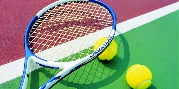 Imagem de raquete e bola de tênis. Foto: Reprodução.