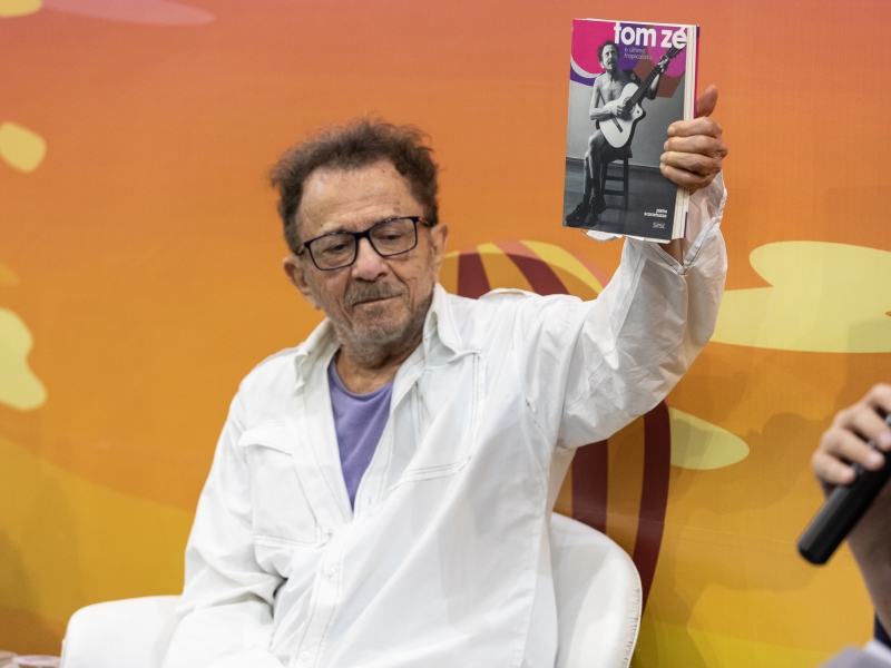 Tom Zé com o livro "O Último Tropicalista" (Edições Sesc), em bate-papo no Salão de Ideias durante a 26ª Bienal do Livro