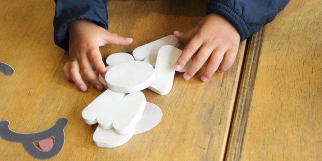 Oficina convida crianças a experimentar os sentidos criando brinquedo com objetos simples. Foto: André Luiz Silva