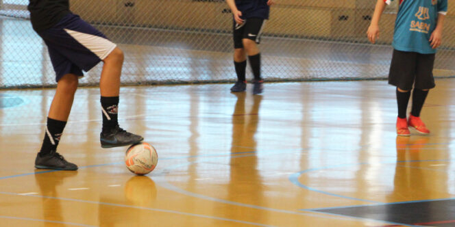Nesta atividade, os educadores do físico-esportivo organizam um jogo de Futsal com o público. Foto: André Luiz Silva