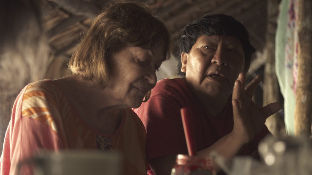 Davi Kopenawa e a fotógrafa Claudia Andujar em cena do recém-lançado documentário "Gyuri" (2021), dirigido por Mariana Lacerda, sobre a vida da artista e seu trabalho junto ao povo Yanomami. Foto: Divulgação.