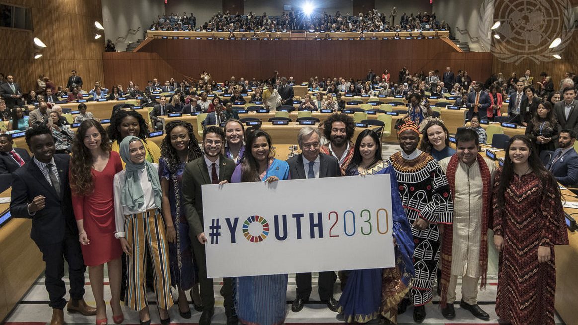 Jovens representantes de diferentes países parceiros da ONU e o secretário-geral das Nações Unidas, António Guterres (ao centro), no lançamento da estratégia Youth 2030 (Juventude 2030), em setembro de 2018, na cidade de Nova York (EUA). Foto: Mark Garten.
