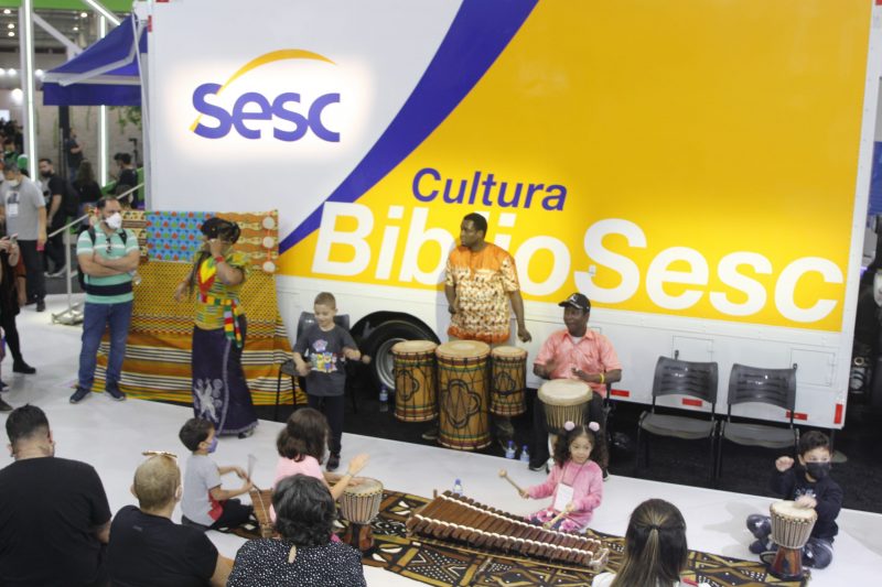 Espetáculo Guiné Brincante, com Mariama Camara. Foto: Edmar Junior