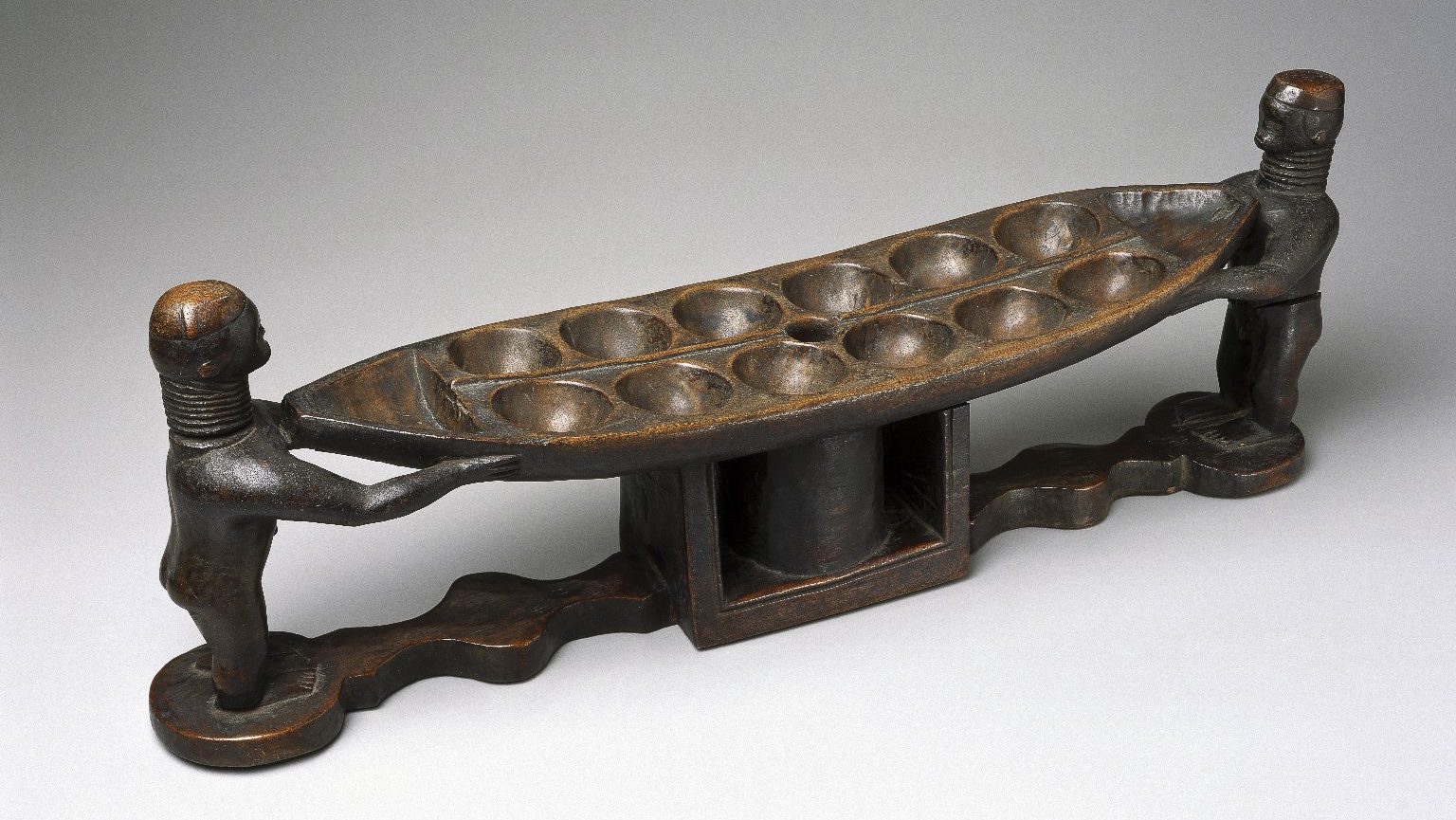 Jogo Mancala. Brooklyn Museum.