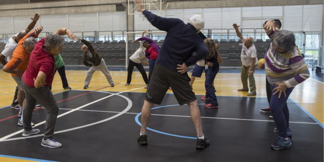 Curso de esporte voltado às pessoas com 60 anos ou mais estimula a prática esportiva e a interação social. Foto: Ed Viggiani