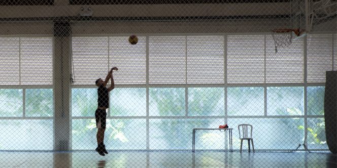 De sexta a domingo, acontecem vivências de basquete na quadra do Sesc Santo Amaro. Foto: Ed Viggiani