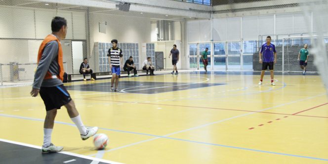 Às terças e quintas, educadores do Sesc ministram as aulas do curso de Futsal. Foto: Danilo Cava