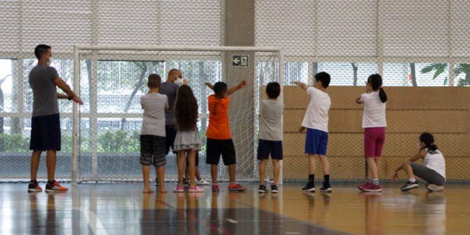 Esporte criança estimula a prática de atividade física por meio de brincadeiras. Foto: Wagner Linares