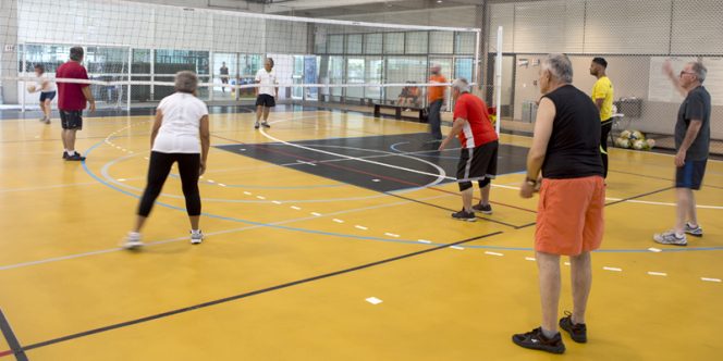 Voltado a quem tem 60 anos ou mais, curso apresenta os fundamentos e incentiva a prática do vôlei. Foto: Ed Viggiani