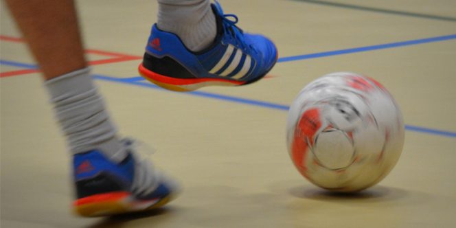 Jovens de 13 a 16 anos aprendem os fundamentos e praticam futsal em curso de esporte do Sesc. Foto: PXhere.com