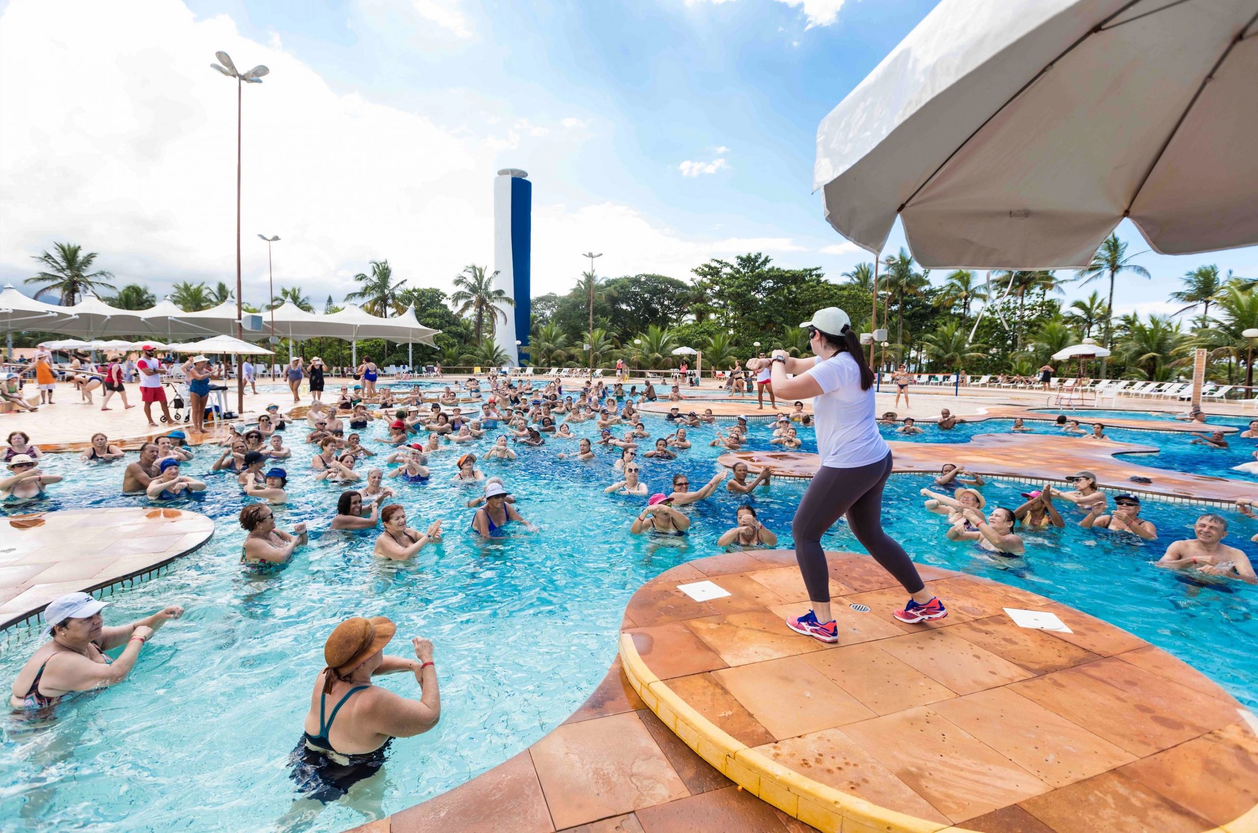 Sesc Paraná - Aproveite uma superestrutura em frente à praia, com piscinas  para adultos e crianças, área de esporte e recreação, playground,  restaurantes e muito mais no Sesc Caiobá. Do dia 14