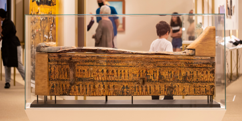 O público da exposição Desvairar 22 pode ver um sarcófago egípcio original, disposto no centro da exposição, cuja montagem circular tem seis vias a serem percorridas. Foto: Ricardo Ferreira.