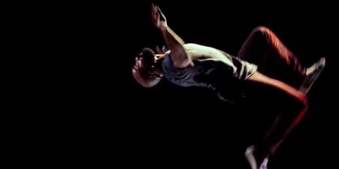 Jovani Almeida ensina movimentos de acrobacia de solo, tais como rolamentos, inversões, equilíbrios e saltos. Divulgação