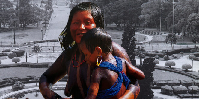 Obra da artista Mabelle Collage traz uma foto em preto e branco dos jardins do Museu Paulista e, em primeiro plano e colorida, uma colagem de uma mulher indígena com um bebê de colo.