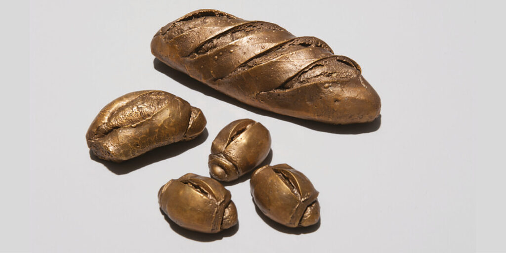 "O Pão Nosso", de Sidney Amaral, é uma escultura de bronze de cinco diferentes pães, todos dourados.