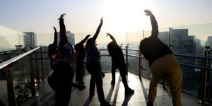 Surya Namaskara Saudação ao Sol Foto Carol Balza