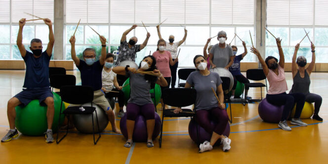 Esta atividade reúne dança, teatro e outras manifestações culturais para a prática corporal. Foto: Juliana Lopes