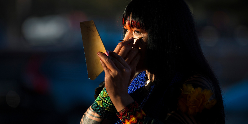 Universo feminino indígena ganha cada vez mais espaço nas artes visuais, na mídia e na literatura. Esta obra se chama E nos deram espelhos (2015), de Edgar Xakriabá, da série Wamhu: resistência indígena.