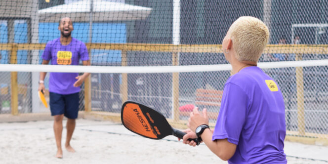 Dentro da programação Sesc Verão, público tem a chance de vivenciar a prática do Beach Tênis. Foto: André Luiz Silva