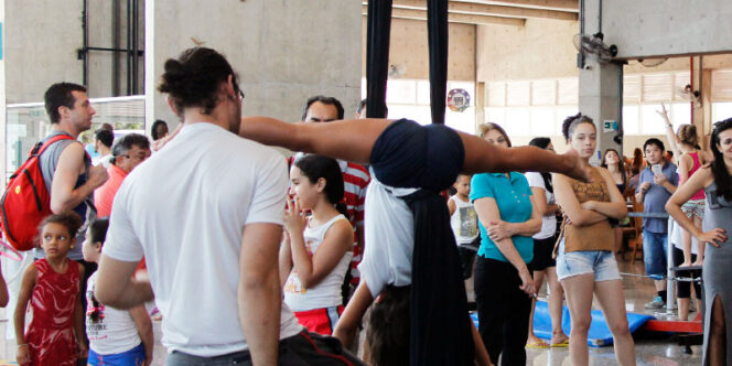Nesta vivência, os participantes têm a oportunidade de experimentar o uso do tecido acrobático. Foto: Natália Pinheiro