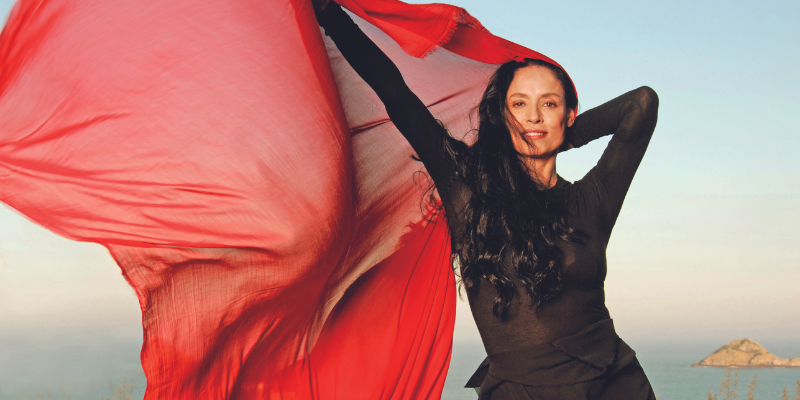 A atriz Sonia Braga, que ganha livro fotobiográfico a ser lançado pelas Edições Sesc São Paulo, em ensaio para a revista Quem, em 2006. Foto: Luciana Avellar.