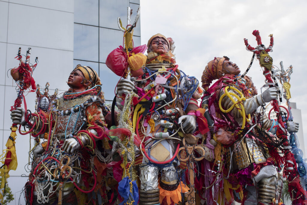 Sete esculturas gigantes chamadas Exunautas foram criadas pela dupla de carnavalescos, e fizeram parte da exposição Desvairar 22, em cartaz no Sesc Pinheiros até janeiro deste ano.