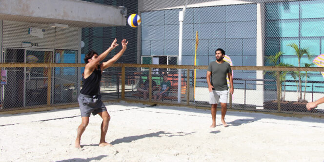 Curso desenvolve as habilidades para jogar vôlei na quadra de areia. Foto: André Luiz Silva