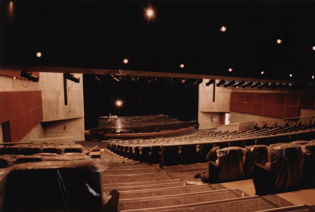 Fotografia do teatro do Sesc Vila Mariana, vista do palco a partir da plateia